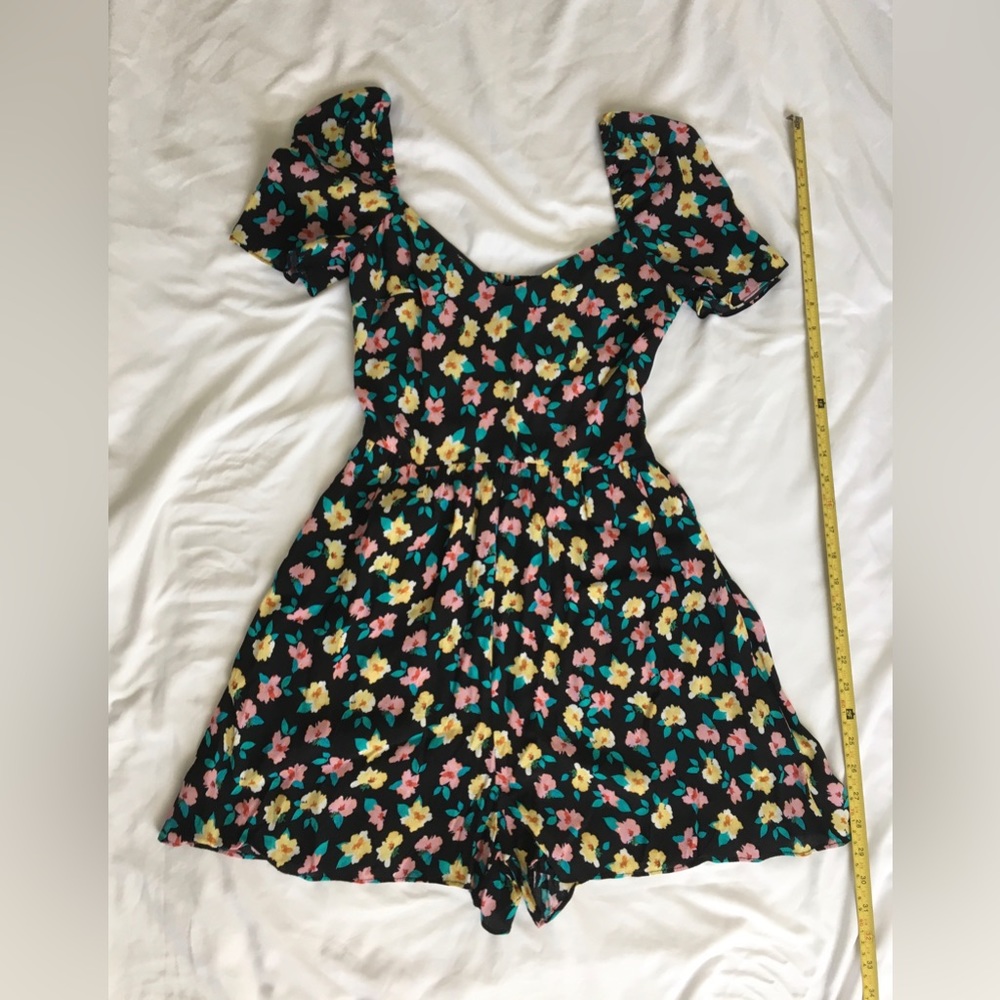 EUC Zara super cute multicolored on/off shoulder romper with pockets.